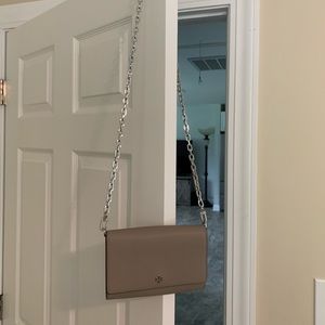 Tory Burch Robinson Chain Wallet in Gray Heron